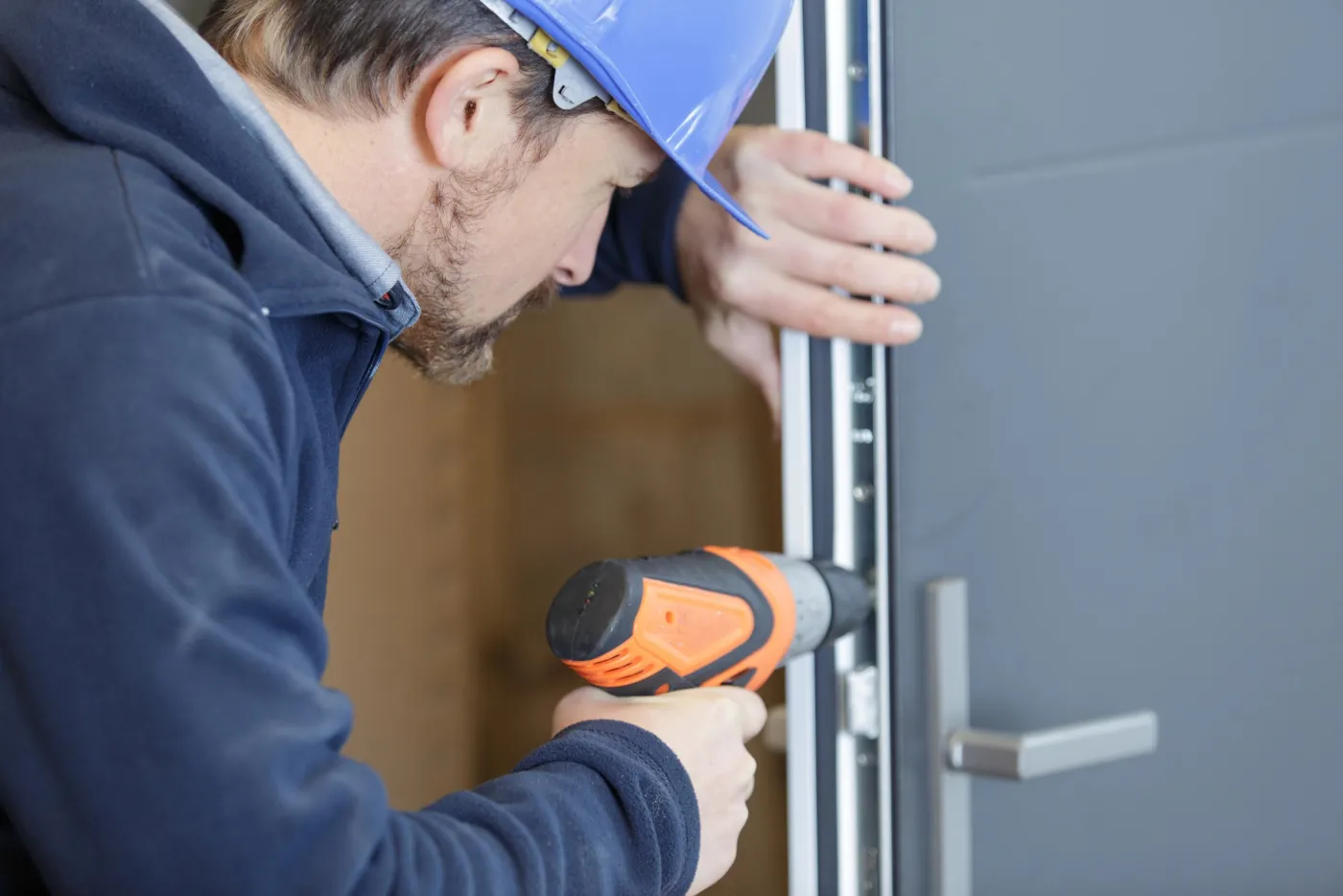 Installation d'une serrure multipoints sur une porte d'entrée à Montrouge